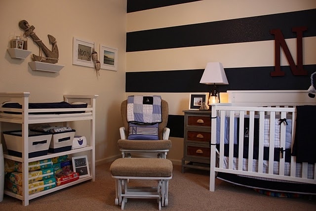 chambre-bébé-garçon-style-nautique-rayures-bleu-foncé-blanc-chaise-bascule chambre bébé garçon