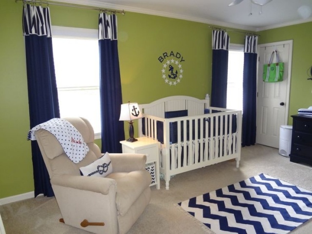 chambre-bébé-garçon-style-nautique-rideaux-bleu-foncé-lit-bébé-blanc-murs-vert-pâle chambre bébé garçon