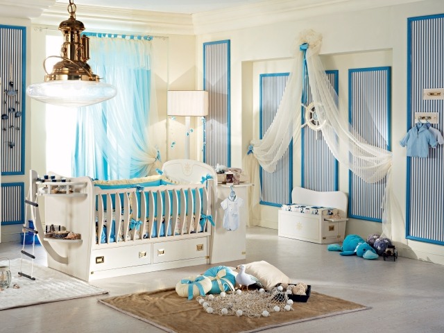 chambre-bébé-garçon-style-nautique-rideaux-fins-bleu-clair-blanc-rayures-bleu-blanc-barre-blanc