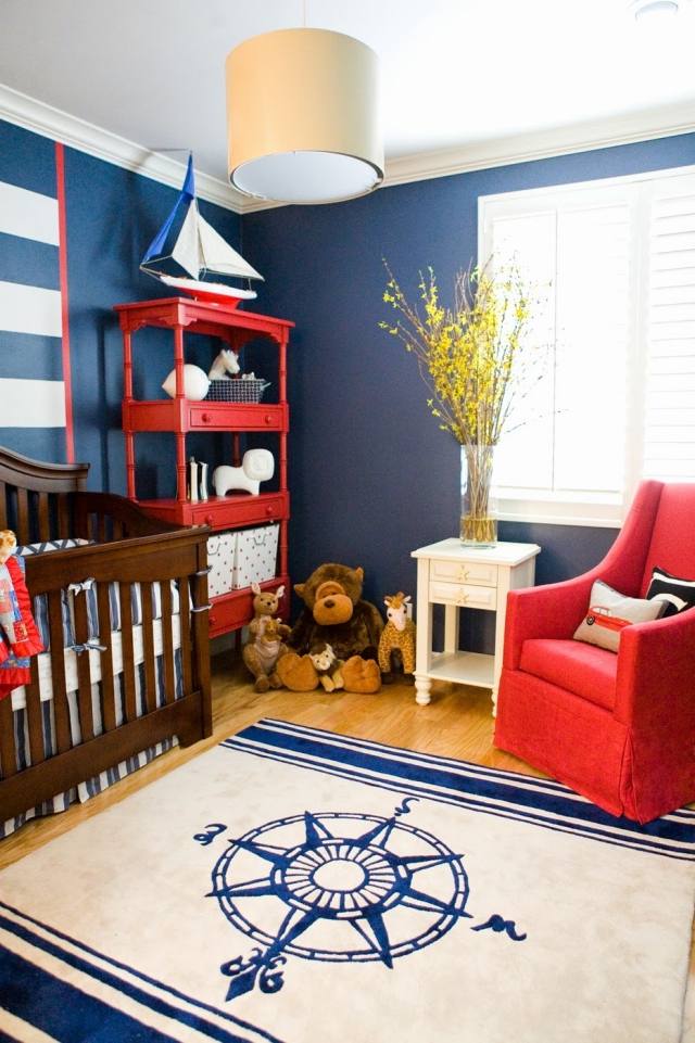 chambre-bébé-garçon-style-nautique-tapis-blanc-bleu-fauteuil-rouge chambre bébé garçon
