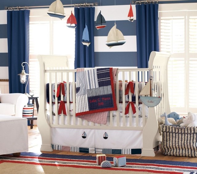 chambre-bébé-garçon-style-nautique-voiliers-lit-bébé-blanc-rideaux-bleu-foncé chambre bébé garçon