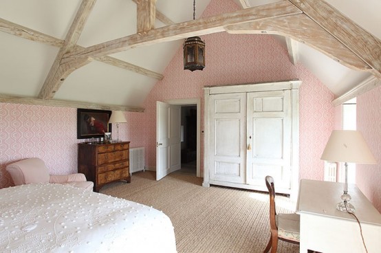 chambre coucher style grange papier peint rose
