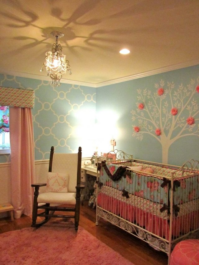 chambre mur bébé idée bleu luminaire suspendu chaise