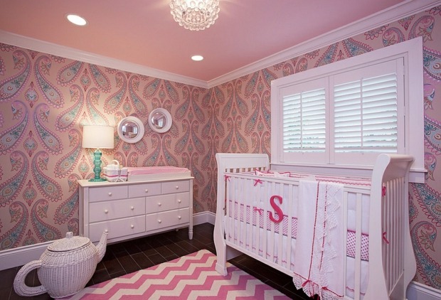 chambre fille rose règne papier peint riche en motifs