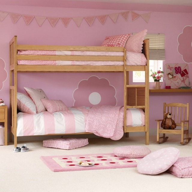 chambre-pour-enfant-idées-aménagement-originales-couleur-rose-deco-murale