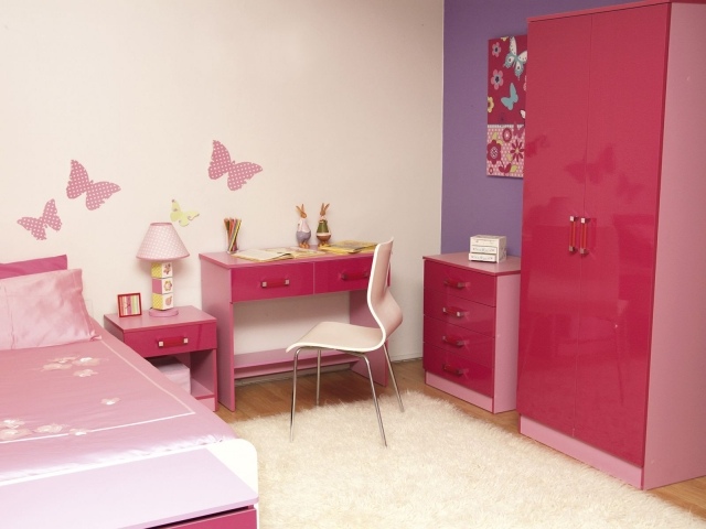 chambre-pour-enfant-idées-aménagement-originales-couleur-rose-theme-papillons