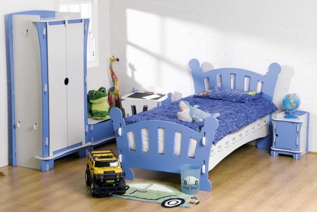 chambre-pour-enfant-idées-aménagement-originales-lit-garde-robe-couleur-bleue-table-nuit