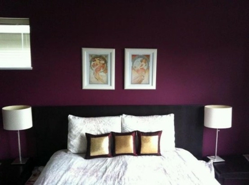 chambre sombre couleur violette vue lit blanc