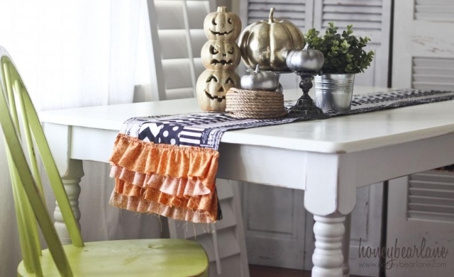 chemin-table-DIY-décoration-automne-blanc-bleu-tissu-plissé-orange