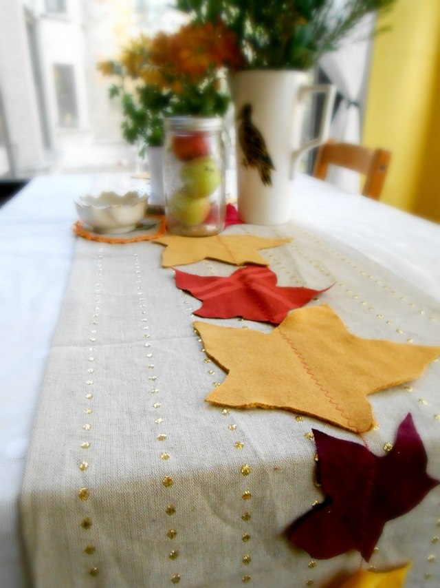 chemin-table-DIY-décoration-automne-blanc-feuilles-tissu-jaune-orange-rouge-fleurs