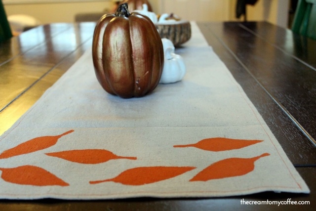 chemin-table-DIY-décoration-automne-blanc-motifs-feuilles-orange-citrouille-décorée