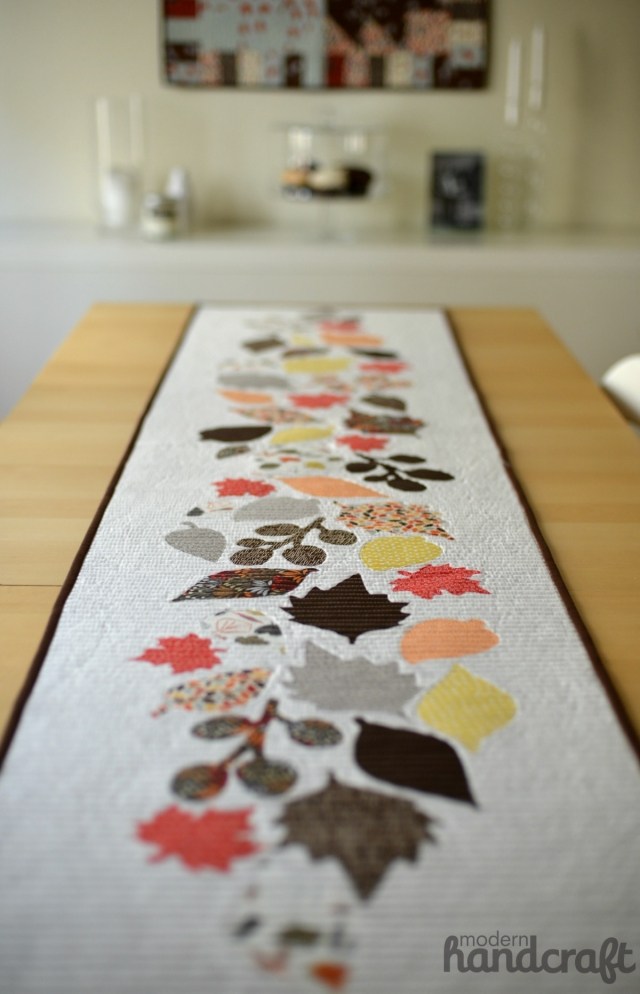chemin-table-DIY-décoration-automne-blanc-élégant-sympa-motifs-feuilles-automnales-couleurs