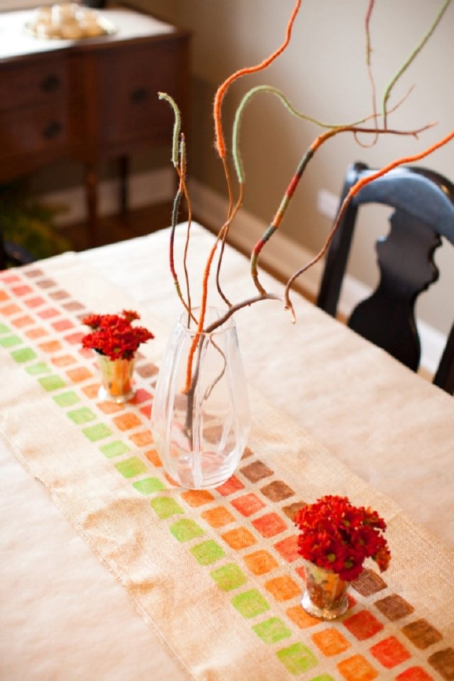chemin-table-DIY-décoration-automne-jute-carrés-dessins-bouquets-fleurs-rouges chemin de table d'automne