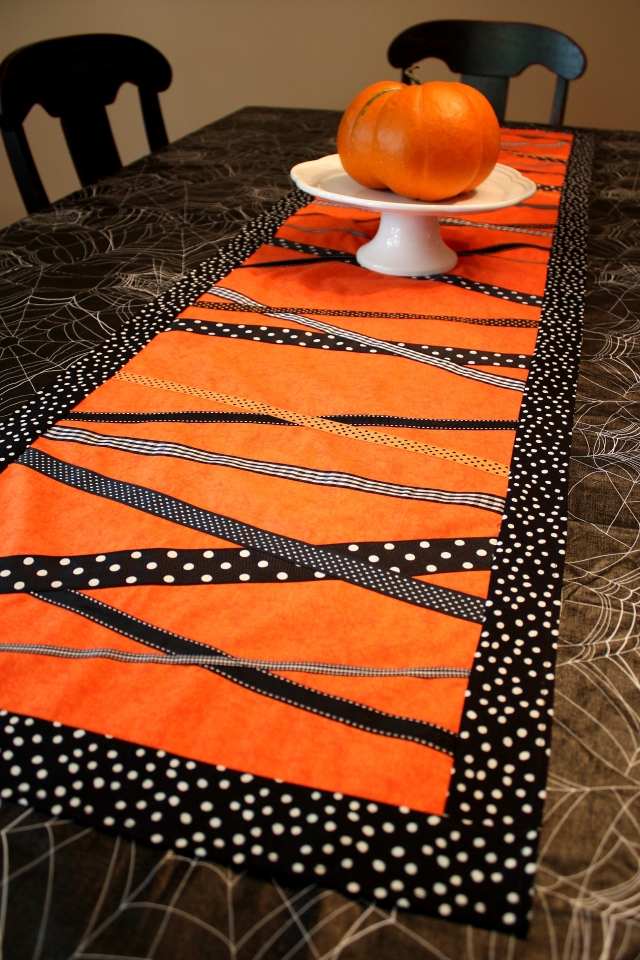 chemin-table-DIY-décoration-automne-orange-noir-pois-blncs-petite-citrouille-orange chemin de table d'automne