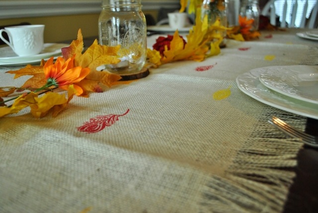 chemin-table-DIY-décoration-automne-toile-jute-feuilles-automanles chemin de table d'automne