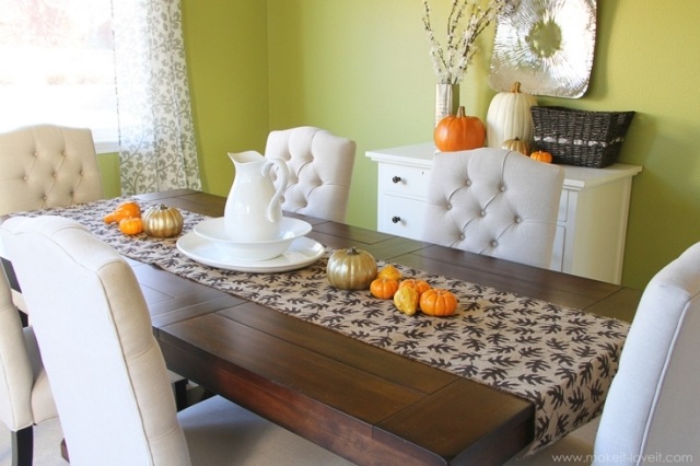 chemin-table-DIY-décoration-automne-toile-jute-feuilles-noires-petites-citrouilles chemin de table d'automne