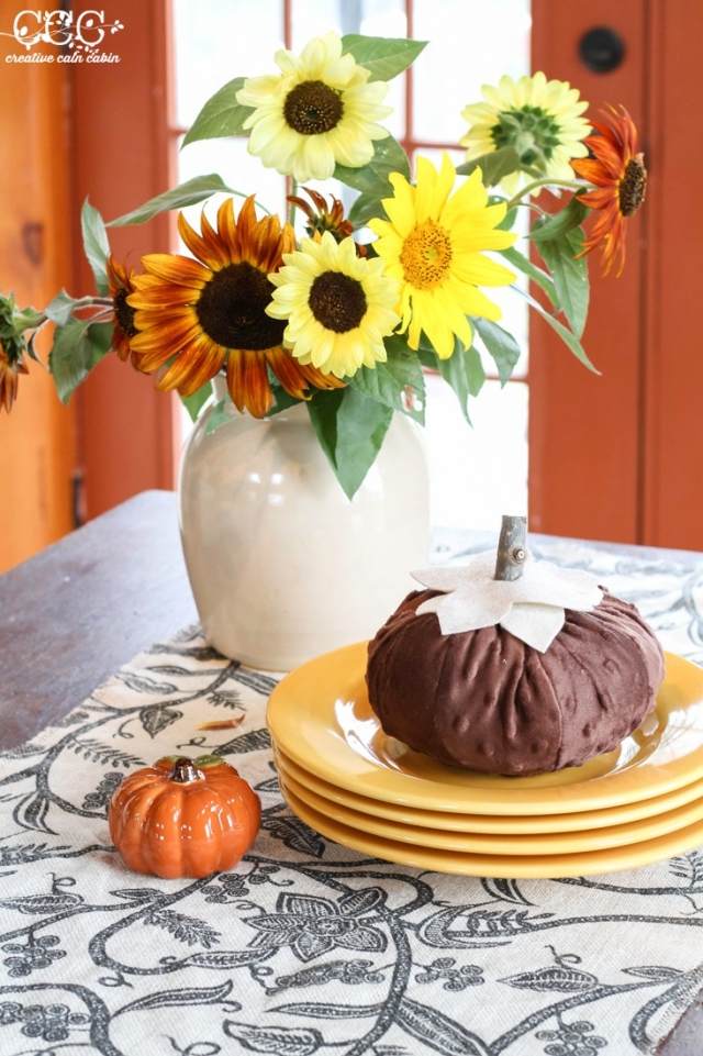 chemin-table-DIY-décoration-automne-toile-jute-motifs-noirs-citrouille-tissu-marron-bouquet-tournesols chemin de table d'automne