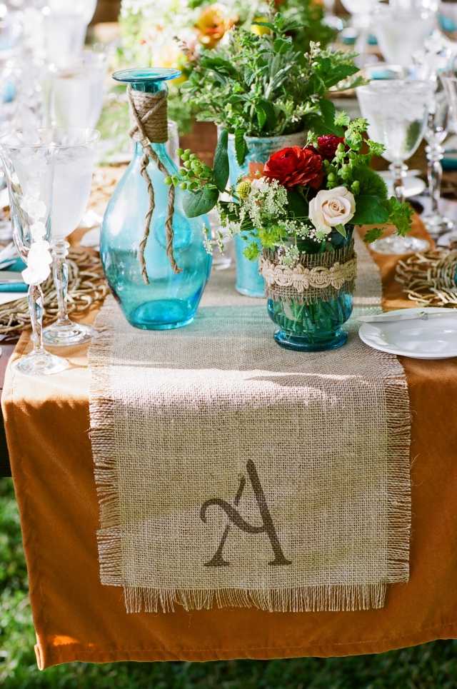 chemin-table-DIY-décoration-automne-toile-jute-nappe-orange-chaud-fleurs chemin de table d'automne