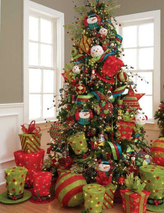 choisir-sapin-Noël-cadeaux-vert-rouge-ornements-bonshommes-neige