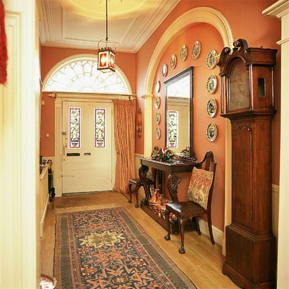 couloir avec tapis persan et murs nuances chaudes