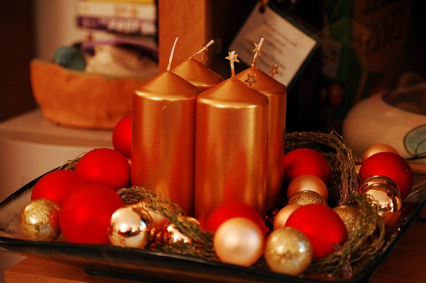 couronne-de-Noël-idée-originale-bougies-boules-décoratives-couleur-rouge-or