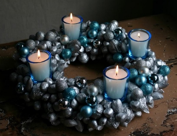 couronne-de-Noël-idée-originale-bougies-boules-décoratives