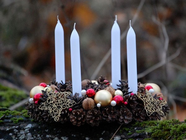 couronne-de-Noël-idée-originale-bougies-noix-étoiles