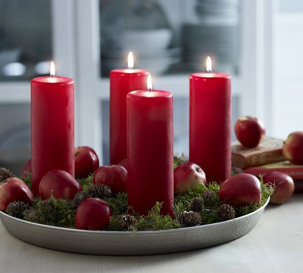 couronne-de-Noël-idée-originale-bougies-pommes-cônes-pin