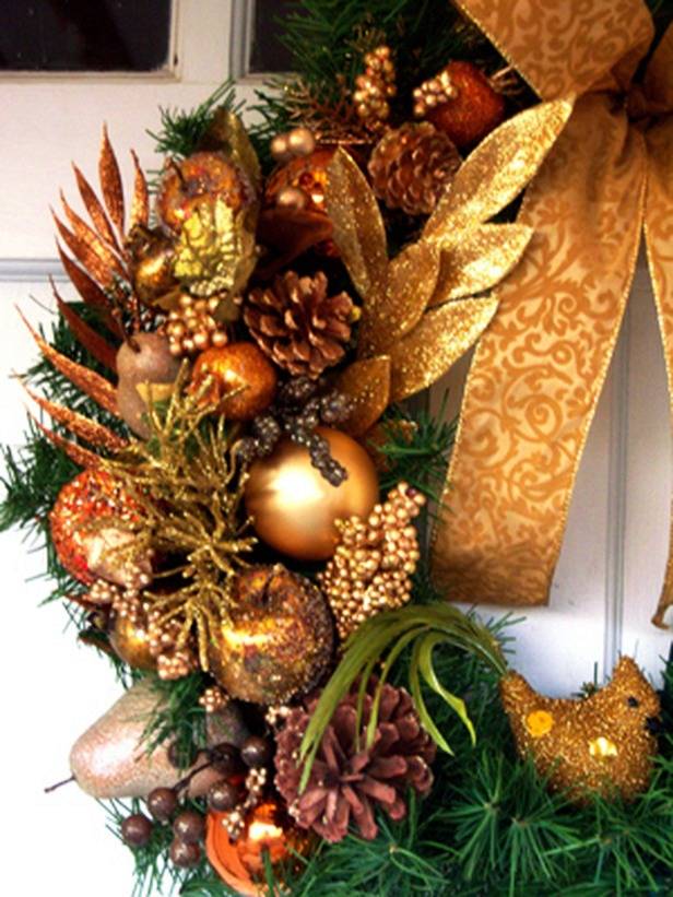 couronne-de-Noël-porte-entrée-idées-sympas-boules-décoratives-couleur-or