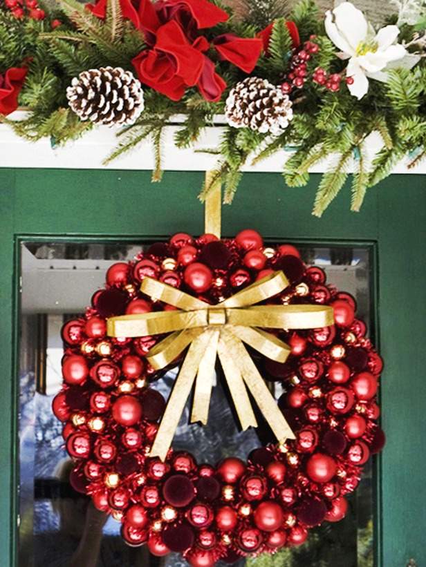 couronne-de-Noël-porte-entrée-idées-sympas-boules-décoratives-couleur-rouge