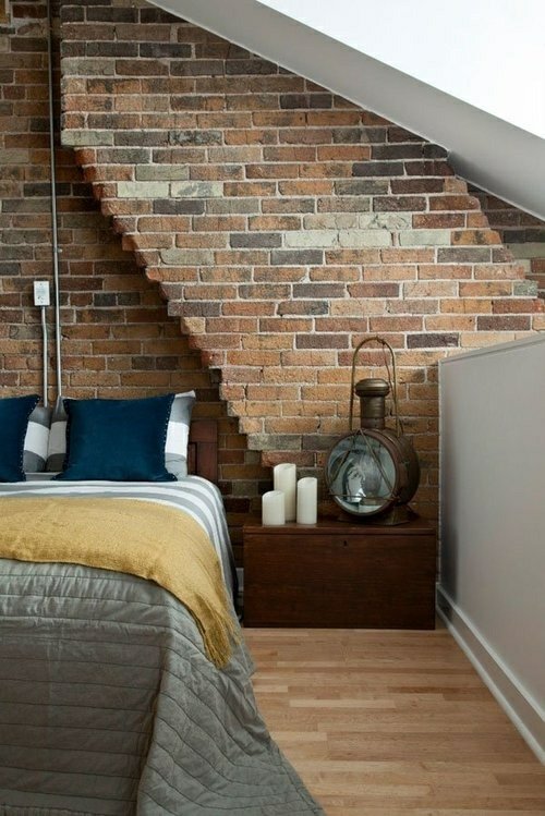coussins bleus vue lit spacieux mur briques