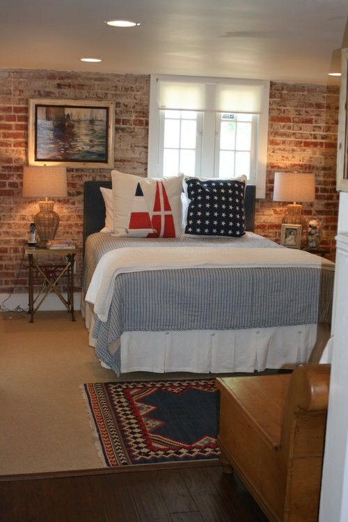 coussins originales lit comfortable chambre mur briques
