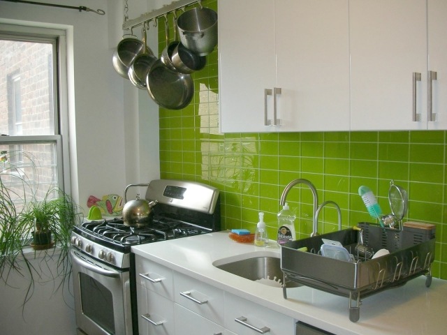 crédence-cuisine-DIY-idée-originale-couleur-verte-armoires-blanches