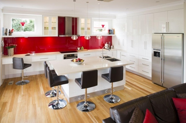 crédence-cuisine-idée-originale-couleur-rouge-table-manger-chaises