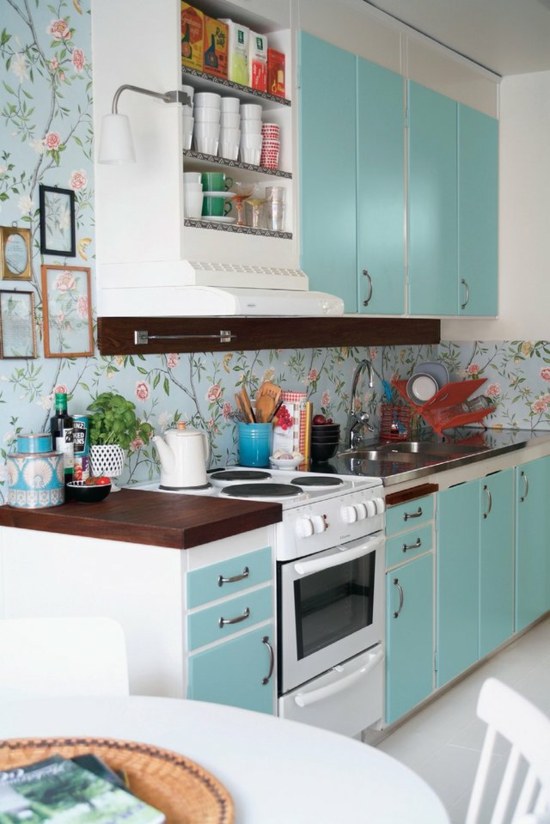 Papier peint cuisine en bleu clair et meubles assortis vintage et moderne 
