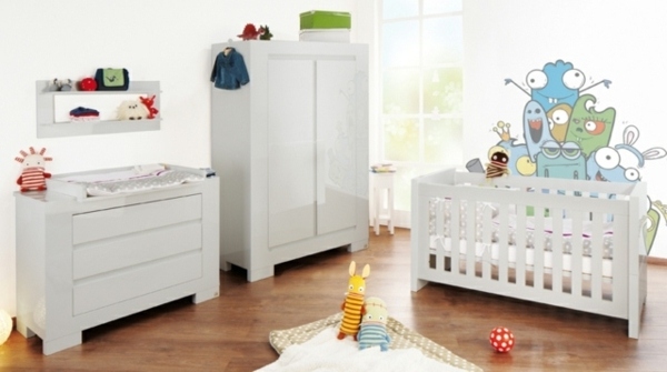 mobilier bois blanc lit de bébé en bois blanc parquet idée aménagement décoration placard 
