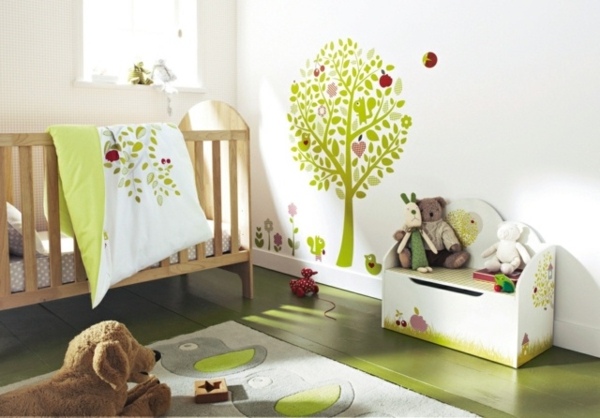 chambre bébé vert tapis de sol peluche lit bébé bois