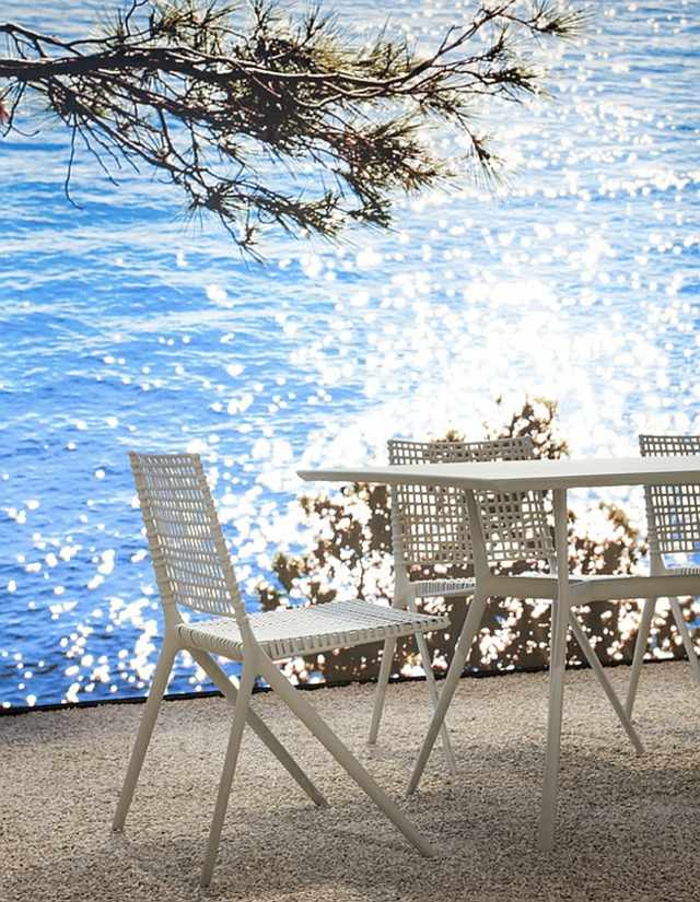 décor jardin table chaises blanc