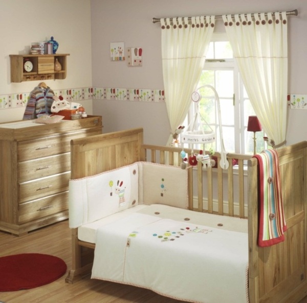 chambre bébé originale aménagement mobilier en bois lit de bébé rideaux blancs