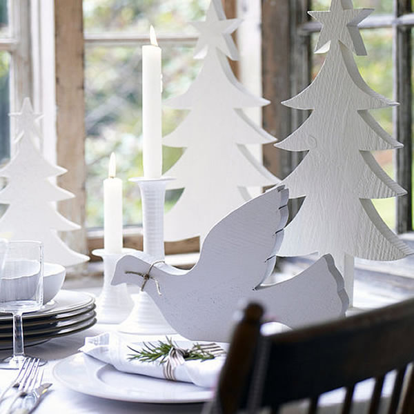 déco-Noël-blanche-figurines-blanches-sapins-pigeon-bougies-blanches