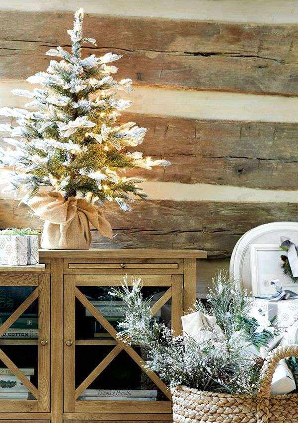 déco-Noël-blanche-ornements-sapin-Noel-blans-branches-décorées-neige-artificielle déco Noël blanche