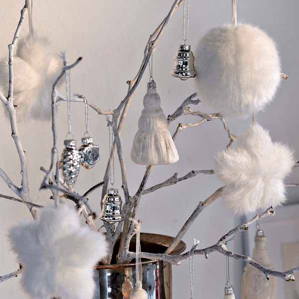 déco-Noël-blanche-ornements-sapin-blancs-couleur-argent-branches-peintes déco Noël blanche