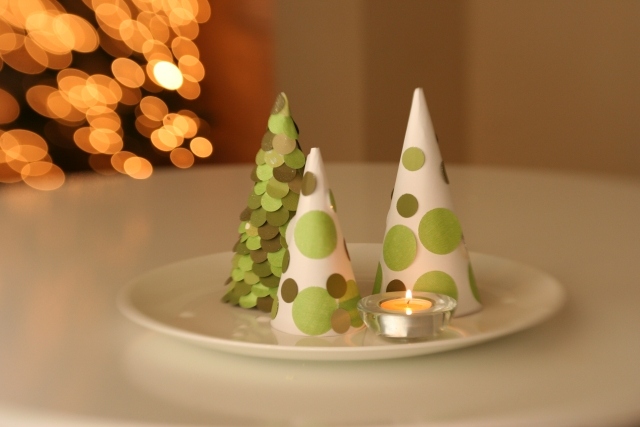 déco-Noël-cônes-papier-blanc-pois-verts