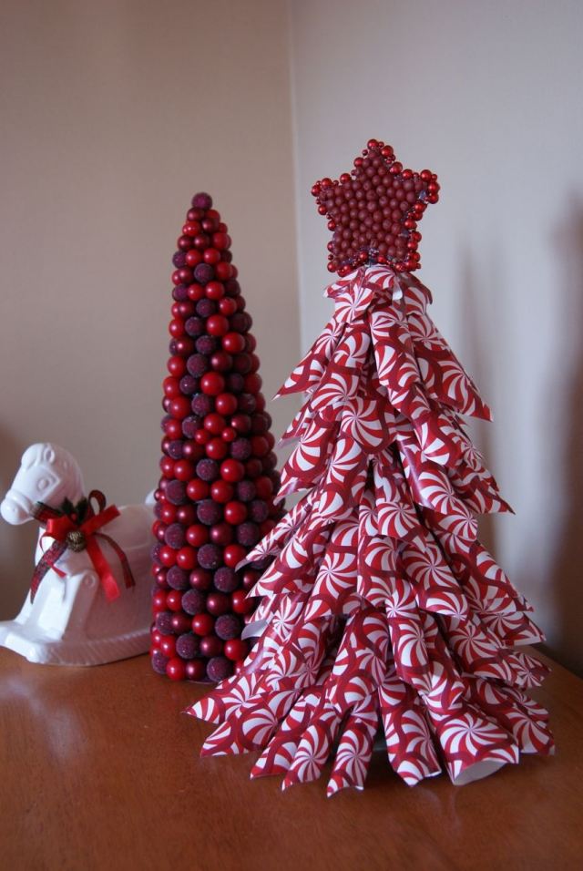 déco-Noël-cônes-papier-ruge-blanc-étoile-baies-rouges-artificielles