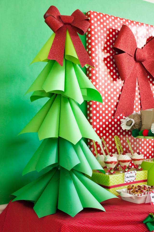 déco-Noël-petits-cônes-papier-vert-ruban-rouge-sommet déco Noël
