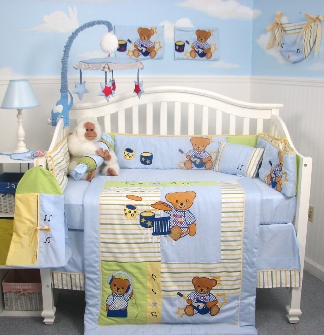 déco-chambre-bébé-garçon-idée-originale-ours-couverture-jouets-suspendus