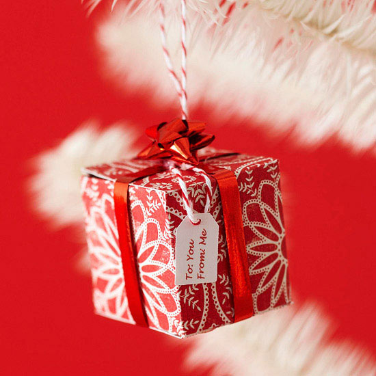 déco-de-Noël-DIY-idée-originale-mini-cadeau-decoratif-ruban-rouge