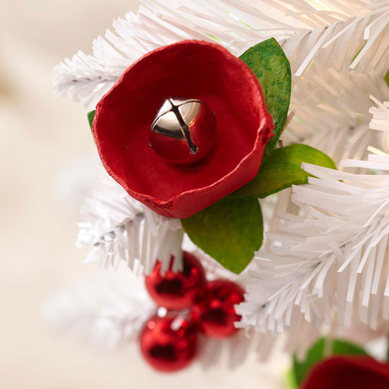 déco-de-Noël-DIY-idée-originale-rose-rouge-boules-decoratives-sapin-artificiel-blanc