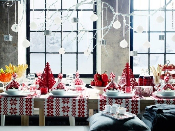 déco-maison-Noël-boules-Noel-blanches-ornements-chemins-table-blancs-motifs-rouges-sapins-Noel-rouges