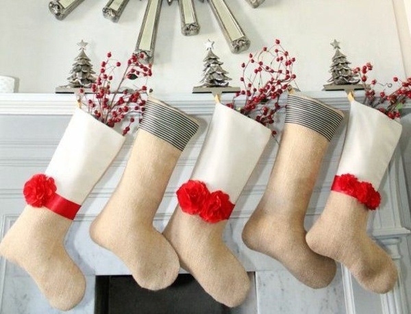 déco-maison-Noël-chaussettes-Noel-blanc-beige-rubans-rouges-branches-baies-rouges